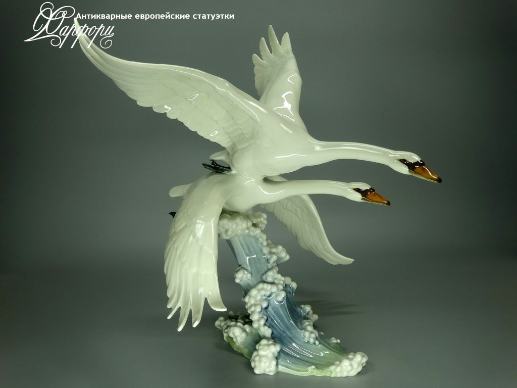 Купить фарфоровую статуэтку Hutschenreuther Летящие лебеди